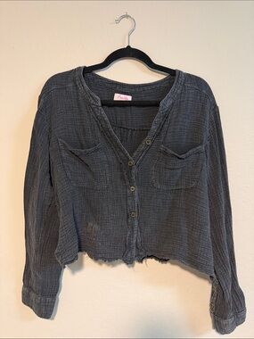 Pink Lily Gray Gauze Button-Front Cropped Shirt
